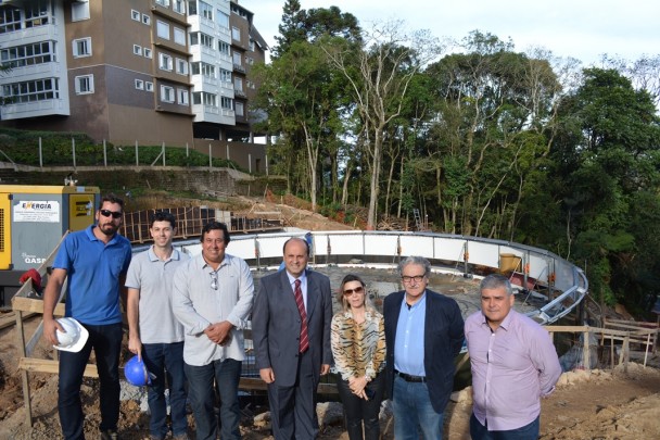 O diretor de Expansão da Corsan, Marcus Vinicius Caberlon, e o prefeito de Gramado, João Alfredo de Castilhos Bertolucci, visitaram as obras de construção do novo reservatório. 