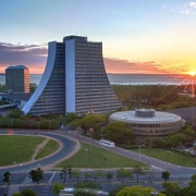Prédio sede da Procergs junto ao Centro Administrativo Fernando Ferrari ao por do sol