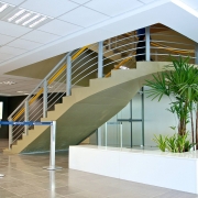 Saguão de entrada do prédio sede da Procergs, com escadaria destacada