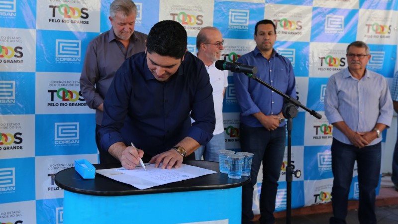 Secretário Fabiano Pereira assinou a ordem de início para ampliação da barragem da Corsan em Silveira Martins