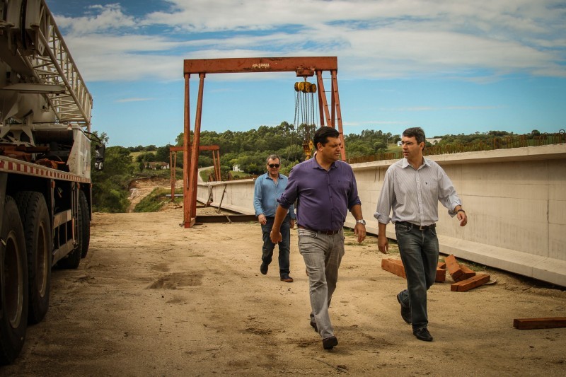 Secretários Fábio Branco e Sandro Oliveira também vistoriaram a obra de construção da nova Ponte do Costa