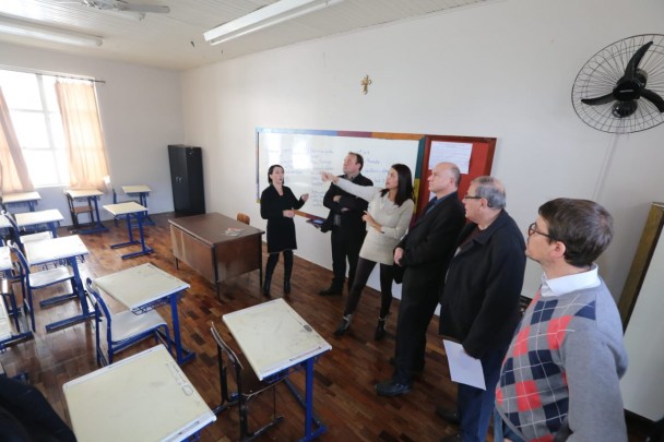 Secretário de Obras Rogério Salazar em visita ao IEE Tiradentes, em Nova Prata.