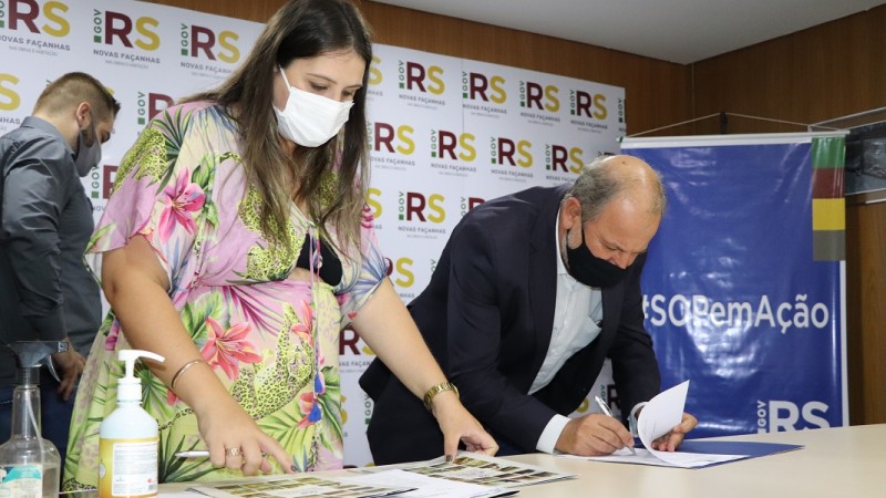Diretora Ana Paula e secretário Stédile nas assinaturas