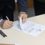 Assinatura dos convênios ocorreu entre o secretário Volnei Minozzo e os prefeitos municipais (20)