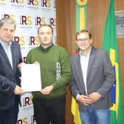 Assinatura dos convênios ocorreu entre o secretário Volnei Minozzo e os prefeitos municipais (22)