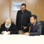 Assinatura dos convênios ocorreu entre o secretário Volnei Minozzo e os prefeitos municipais (37)