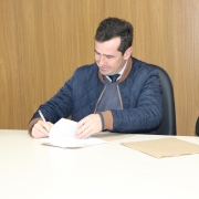 Assinatura dos convênios ocorreu entre o secretário Volnei Minozzo e os prefeitos municipais (38)