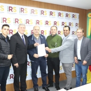 Assinatura dos convênios ocorreu entre o secretário Volnei Minozzo e os prefeitos municipais (42)