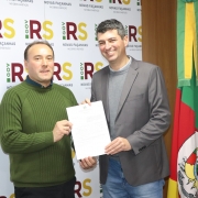 Assinatura dos convênios ocorreu entre o secretário Volnei Minozzo e os prefeitos municipais (46)