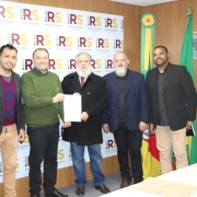 Assinatura dos convênios ocorreu entre o secretário Volnei Minozzo e os prefeitos municipais (47)
