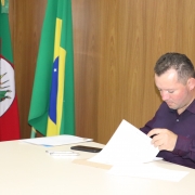 Assinatura dos convênios ocorreu entre o secretário Volnei Minozzo e os prefeitos municipais (48)