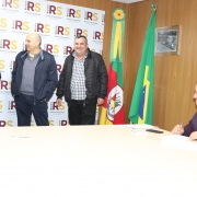 Assinatura dos convênios ocorreu entre o secretário Volnei Minozzo e os prefeitos municipais (49)
