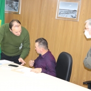 Assinatura dos convênios ocorreu entre o secretário Volnei Minozzo e os prefeitos municipais (50)