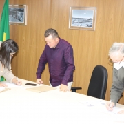 Assinatura dos convênios ocorreu entre o secretário Volnei Minozzo e os prefeitos municipais (51)