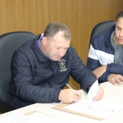 Assinatura dos convênios ocorreu entre o secretário Volnei Minozzo e os prefeitos municipais (56)
