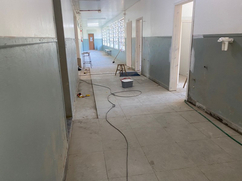 Obra em andamento no corredor no Bloco 1