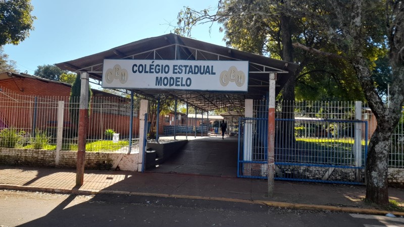 Fachada do Colégio Estadual Modelo.