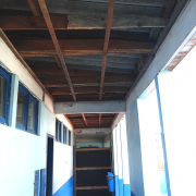 Corredor de escola pintado em azul