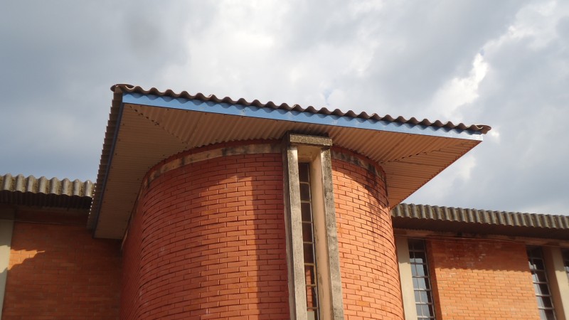Torre e cobertura do prédio de tijolo à vista da escola
