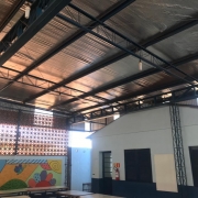 Parte interna do pátio coberto da escola.