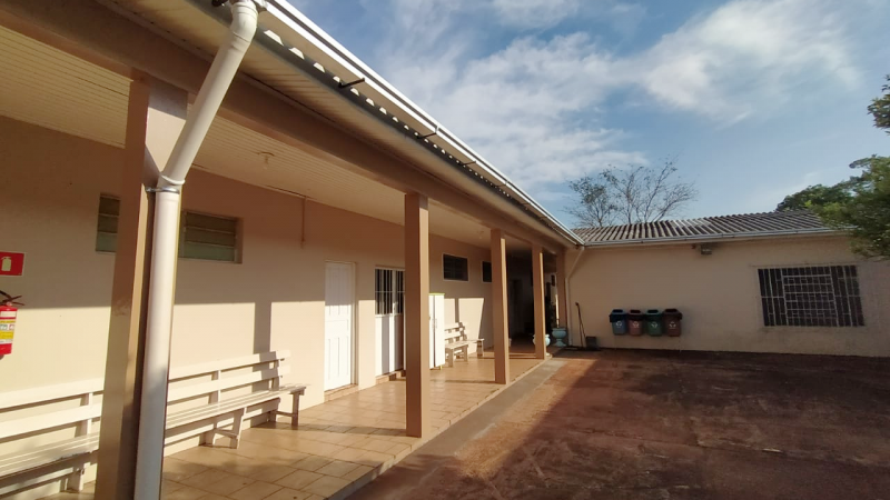 Pátio interno da escola, com o prédio em L.