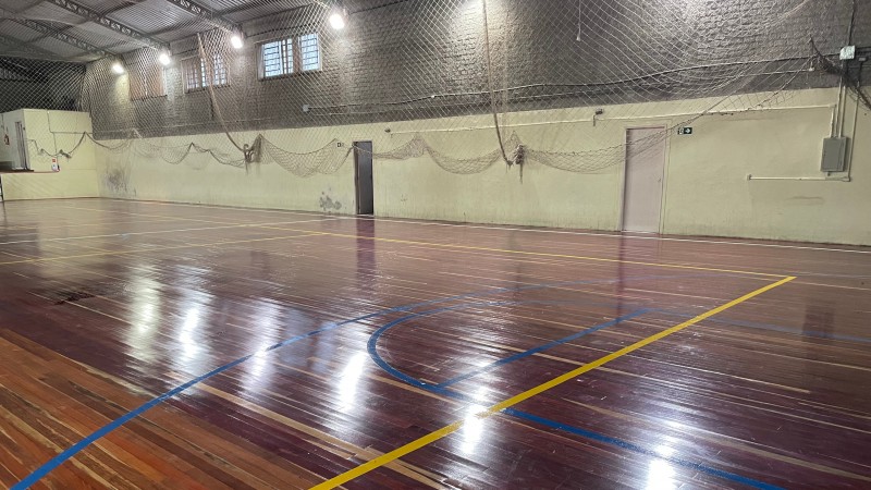 Interior de ginásio de esportes.