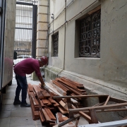No corredor entre os dois prédios da Secretaria da Fazenda, um homem organiza madeiras para a obra.