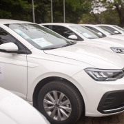 Foto de uma sequência de carros brancos parados lado a lado. No primeiro, lê-se, na porta, "Serviço Público Estadual - SOP"