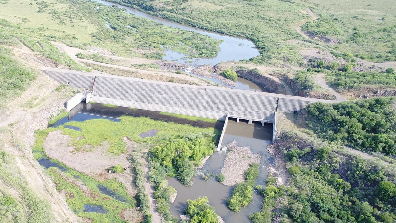 Foto aérea de uma barragem em construção.