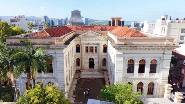Foto aérea de uma escola antiga com dois pisos.
