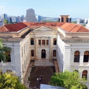 Foto aérea de uma escola antiga com dois pisos.