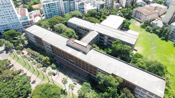Foto aérea do Colégio Júlio de Castilhos, em Porto Alegre.
