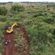 Na imagem vê-se uma máquina realizando a decapagem e nivelamento do terreno onde será a Penitenciária Estadual de São Borja.