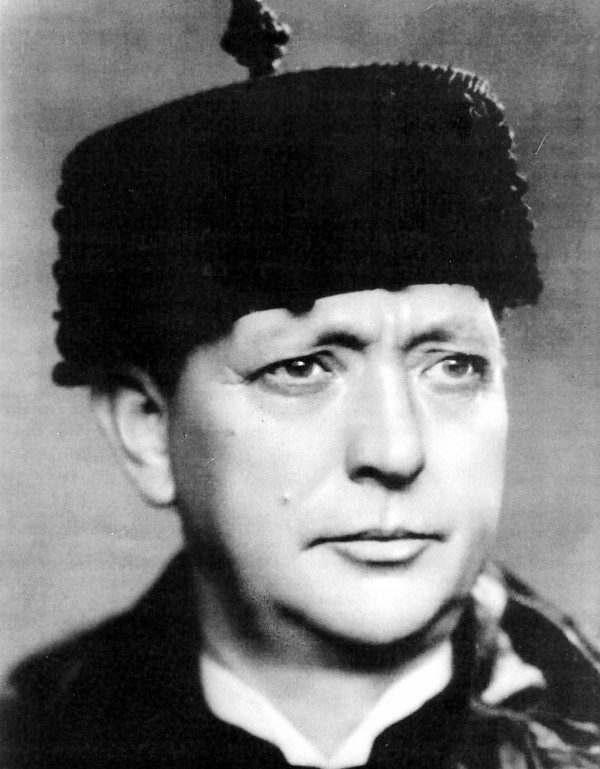 Retrato em preto e branco de um homem branco usando vestes de reitor.
