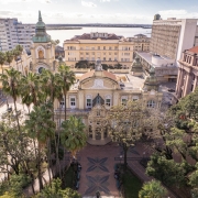 Foto aérea de um prédio clássico em uma praça.